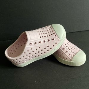 Native toddler girl size 7. Like new.